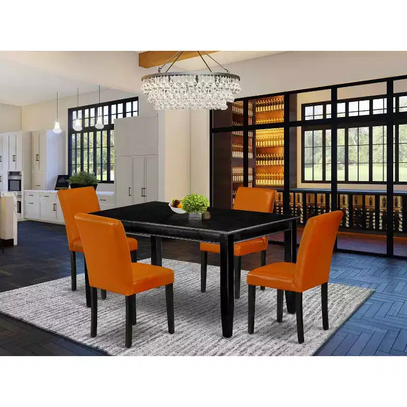 Table de salle à manger HomeStock rectangulaire 5 pièces à plateau en bois massif finition noire avec 4 chaises Parson