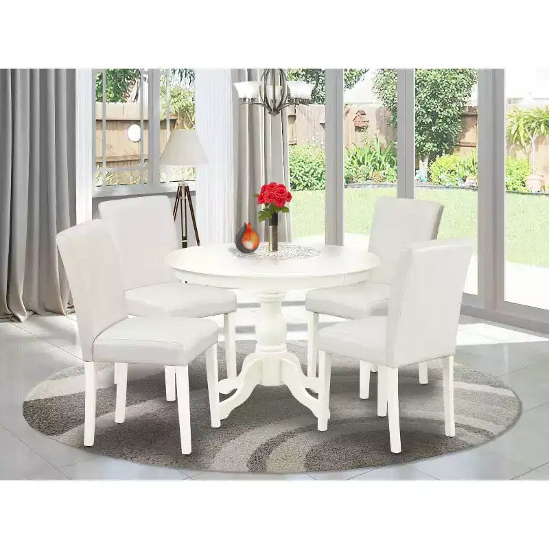 HomeStock – Table de salle à manger 5 pièces en bois massif finition blanc lin avec 4 chaises Parson rembourrées en similicuir blanc