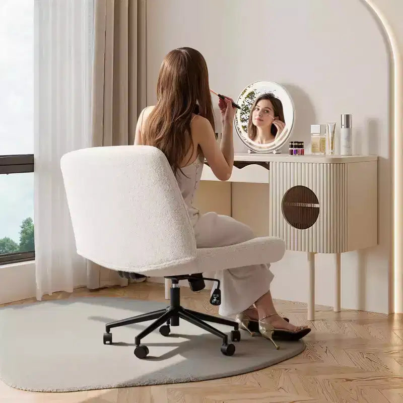Chaise de bureau sans accoudoirs à roulettes remplaçables et piètement fixe pour coiffeuse