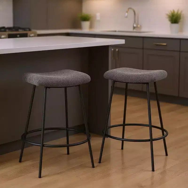 Lot de deux tabourets de bar à hauteur de comptoir, sans dossier, en tissu gris et noir et métal, de 66 cm.