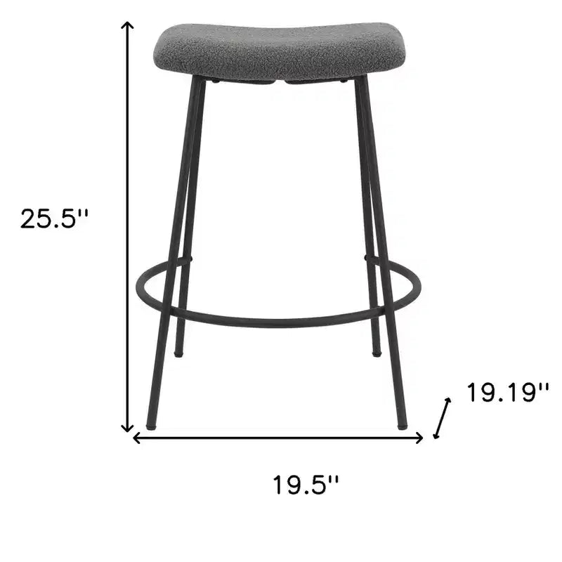 Lot de deux tabourets de bar à hauteur de comptoir, sans dossier, en tissu gris et noir et métal, de 66 cm.