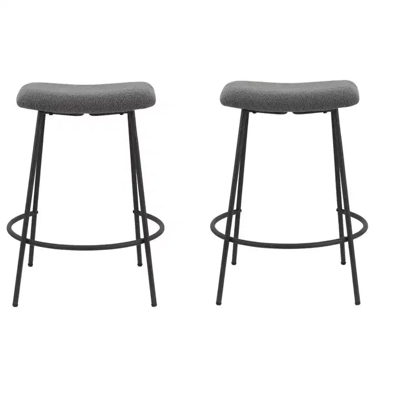 Lot de deux tabourets de bar à hauteur de comptoir, sans dossier, en tissu gris et noir et métal, de 66 cm.