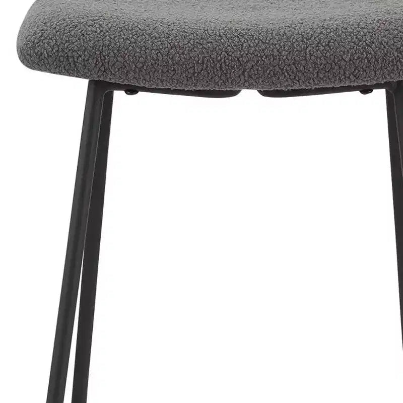 Lot de deux tabourets de bar à hauteur de comptoir, sans dossier, en tissu gris et noir et métal, de 66 cm.