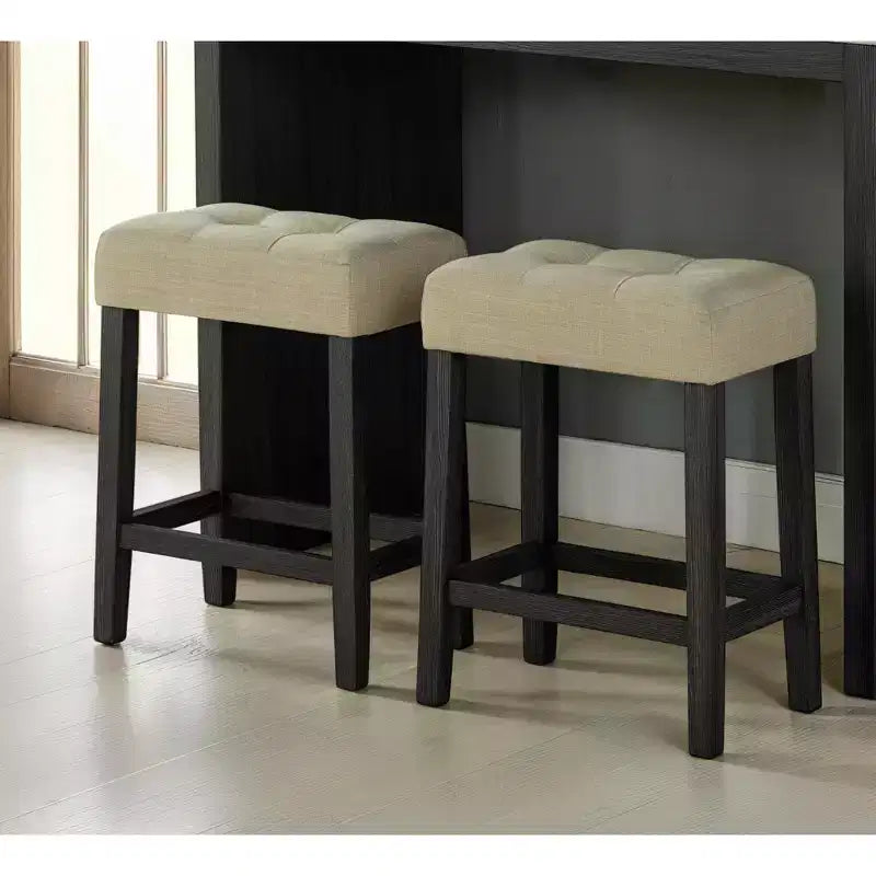Ensemble de salle à manger 3 pièces GDFStudio Hudson en bois avec plateau en travertin de style transitionnel et tabourets rembourrés capitonnés de couleur biscuit
