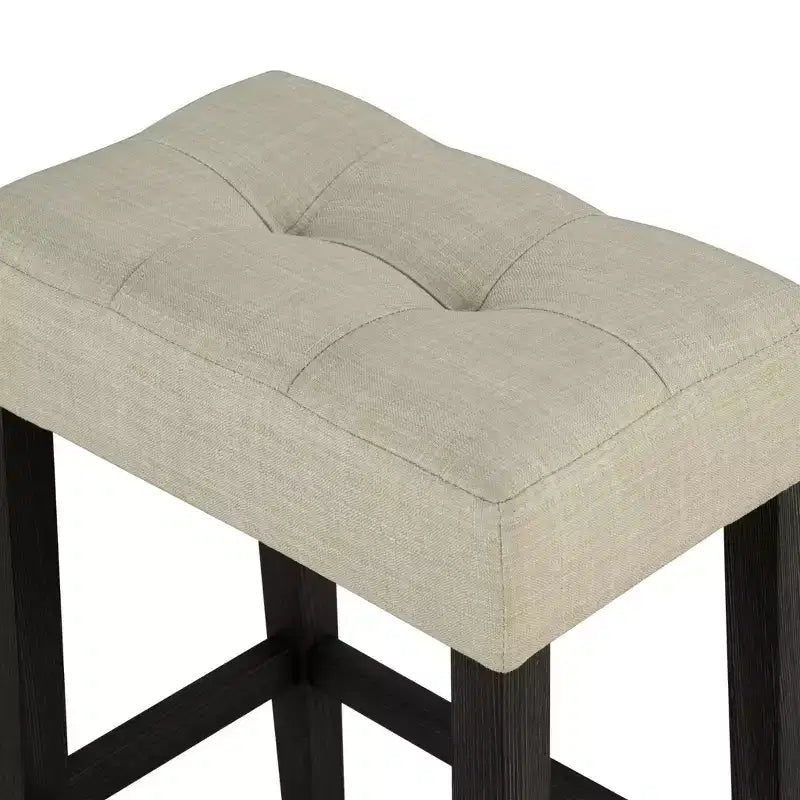 Ensemble de salle à manger 3 pièces GDFStudio Hudson en bois avec plateau en travertin de style transitionnel et tabourets rembourrés capitonnés de couleur biscuit